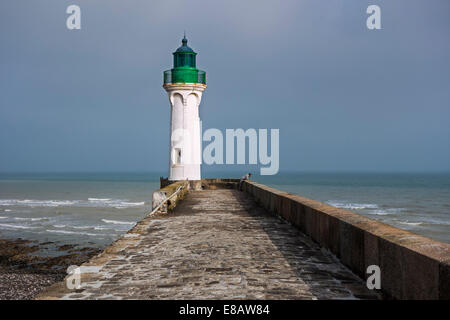 Leuchtturm und einsamer Mann, Blick auf See vom Pier im Hafen auf Saint-Valery-En-Caux, Haute-Normandie, Frankreich Stockfoto