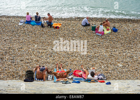 Sonnenanbeter, Sonnen am Strand entlang der Nordseeküste an einem sonnigen Tag Schindel Stockfoto