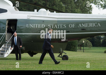 Washington DC, USA. 2. Oktober 2014. US President Barack Obama (R) Spaziergänge vorbei an Special Agent In Charge, Presidential schützende Division uns Secret Service Robert Buster (L) nach der Ankunft auf dem South Lawn des weißen Hauses in Washington DC, USA, 2. Oktober 2014. Obama gibt zurück von einer Reise nach Chicago, wo er Bemerkungen auf die Wirtschaft an der Northwestern University hielt. Bildnachweis: Michael Reynolds/Pool über CNP/Dpa/Alamy Live News Stockfoto