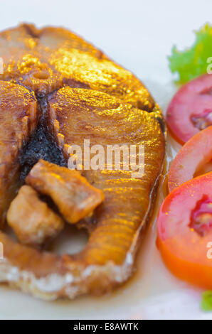 Stück Fischfleisch von König Makrele gebraten mit Sauce ablagern Stockfoto