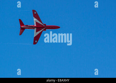 Die roten Pfeile führen Sie gegen einen klaren blauen Himmel an der Bournemouth Air Festival 2014. Stockfoto