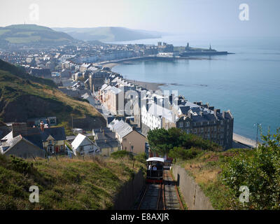 Am frühen Morgen Ansicht von Aberystwyth mit Cliff Railway von Verfassung Hill Ceredigion Wales UK aus gesehen Stockfoto