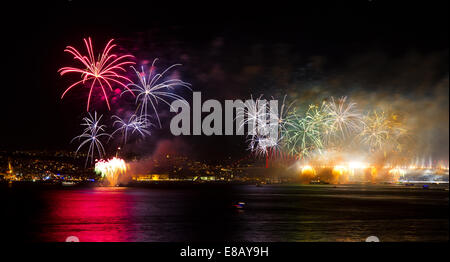 ISTANBUL - 29 Oktober: Feuerwerk über dem Bosporus während der türkischen Republik Day Feierlichkeiten am 29. Oktober 2012 in Istanbul, Stockfoto