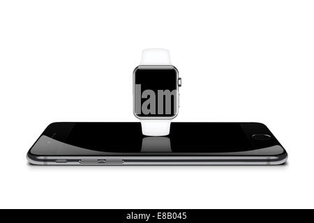 Apple Watch weiß reflektiert auf dem Iphone 6 Raum grau, Digital generiert. Stockfoto