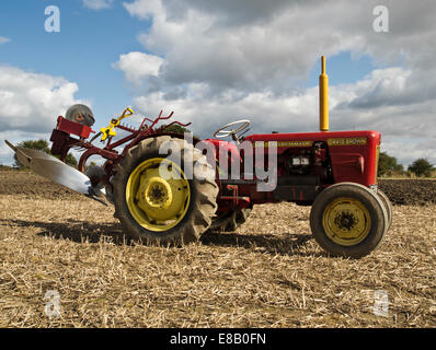 Vintage David brown 770 Traktor beim Pflügen Spiel Stockfoto