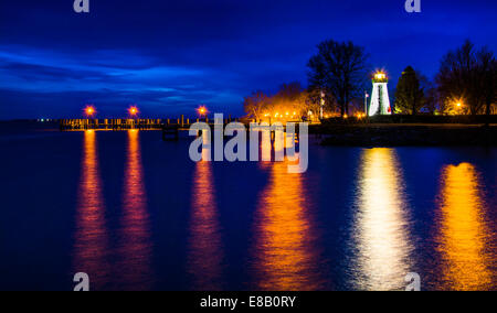 Concord Point Lighthouse und ein Pier in der Nacht in Havre de Grace, Maryland. Stockfoto