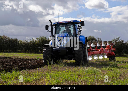 große "new Holland" Traktor Pflügen, Pflügen mit Rädern sieben Furche reversible Pflug Pflug Stockfoto