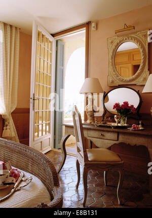 Spiegel Oben Lackiert Schreibtisch Und Stuhl Im Franzosischen