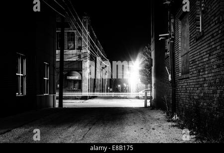 Dunkle Gasse und Lichtspuren in Hanover, Pennsylvania in der Nacht. Stockfoto