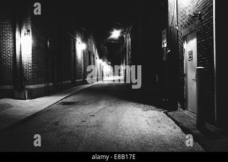 Dunkle Gasse in der Nacht in Hanover, Pennsylvania. Stockfoto