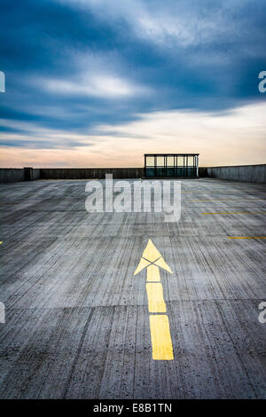 Pfeil auf dem Dach eines Parkhauses in Harrisburg, Pennsylvania gepflastert. Stockfoto