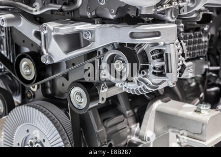 Lichtmaschine mit flachen Antriebsriemen bei modernen LKW-Motor Stockfoto