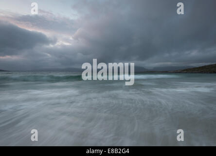 Dramatische stürmische Himmel und fließende Strom am Luskentyre Strand, Isle of Harris, äußeren Hebriden, Schottland Stockfoto