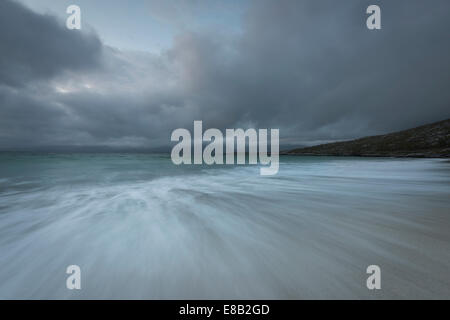 Dramatische stürmische Himmel und fließende Strom am Luskentyre Strand, Isle of Harris, äußeren Hebriden, Schottland Stockfoto