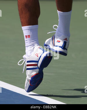 Füße von Novak Djokovic (SRB) in Aktion bei den US Open 2014 Championships in New York, USA. Stockfoto