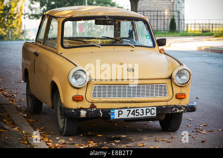 RUSE, Bulgarien - 29. September 2014: Gelbe Trabant 601s Oldtimer steht auf einer Straßenseite geparkten Stockfoto