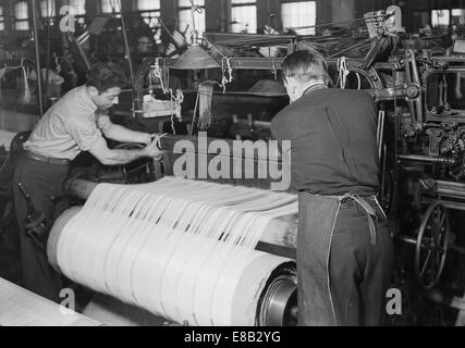 Festlegen von Gurt auf Webstuhl Madison Silk Co. Paterson, New Jersey März 1937 Stockfoto