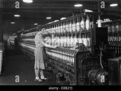 Frau stehend auf der langen Reihe von Spulen. Millville Manufacturing Co., New-Jersey. 1936 Stockfoto