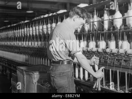 Mensch Befestigung Textilien Maschine. Millville Manufacturing Co., New-Jersey. 1936 Stockfoto