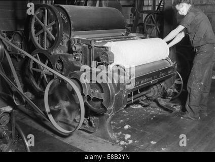 Mann rollende Material.  Textilien. Millville Manufacturing Co., New-Jersey. 1936 Stockfoto