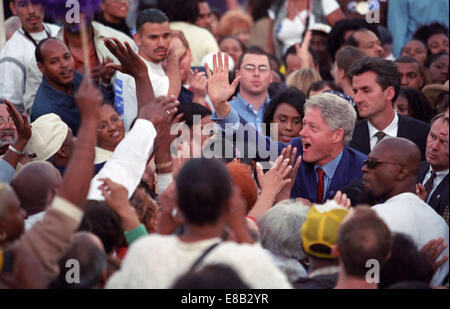 Präsident Bill Clinton Gruß Menschen in einer großen Menschenmenge bei einer "Erhalten Out the Vote" Kundgebung in Los Angeles, Kalifornien.  November 2000 Stockfoto