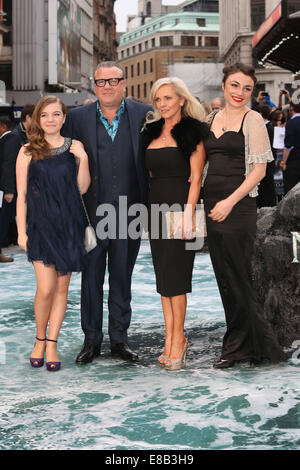 U.K Premiere von 'Noah' statt im Odeon Leicester Square - Ankünfte Featuring: Ellie Winstone, Ray Winstone, Elaine Winstone, Lois Winstone Where: London, Vereinigtes Königreich bei: 31. März 2013 Stockfoto