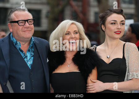 U.K Premiere von 'Noah' statt im Odeon Leicester Square - Ankünfte Featuring: Elaine Winstone, Ray Winstone, Lois Winstone Where: London, Vereinigtes Königreich bei: 31. März 2013 Stockfoto