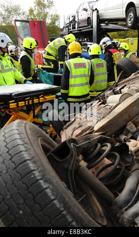 Feuerwehr Service und Krankenwagen bei einem Autounfall Stockfoto