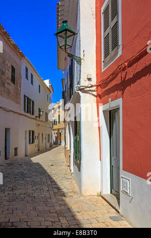 Schmale gepflasterte Gasse in der alten traditionellen Ciutadella, Menorca, Spanien Stockfoto