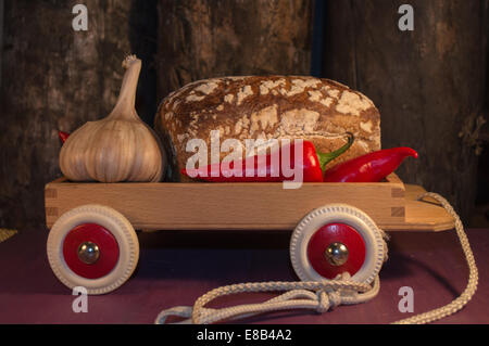 Brot, Ei, Milch und Gemüse. Frühstück. Stockfoto