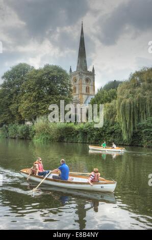 Holy Trinity Church und Fluss Stratford-upon-Avon Rudern am Fluss avon Stockfoto