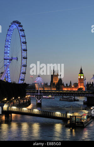 Die am frühen Abend beleuchtete Skyline von London UK blickt vom South Bank aus auf Festival Pier, London Eye und Westminster Stockfoto