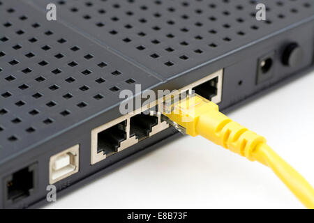 Netzwerkkabel mit einem Router verbunden. Stockfoto