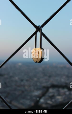 Eine Liebe Schloss links auf dem Eiffelturm in Paris Stockfoto