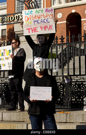 Die Demonstranten tragen die Guy Fawkes Maske von der Anonymous-Bewegung aus dem V-Charakter in dem Film V wie Vendetta. Boston, Mass. Stockfoto