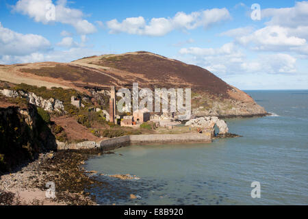 Porth Wen Ziegelei und Bucht Nord Küste von Anglesey North Wales UK Stockfoto
