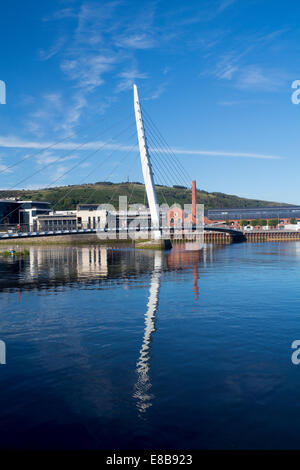 SA1 Bezirk Segel Brücke Fluß Tawe und Bürogebäuden in den späten Abend Licht Swansea ˈswɒnzɪ South Wales UK Stockfoto