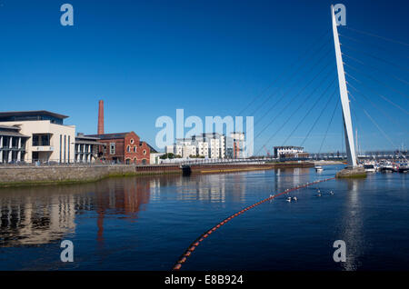 SA1 Bezirk Segel Brücke Fluß Tawe und Bürogebäuden in den späten Abend Licht Swansea ˈswɒnzɪ South Wales UK Stockfoto