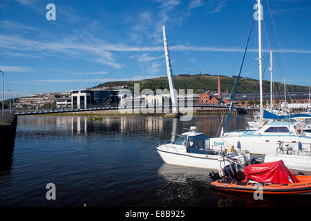 SA1 Bezirk Segel Brücke Fluß Tawe und Bürogebäuden in den späten Abend Licht Swansea ˈswɒnzɪ South Wales UK Stockfoto