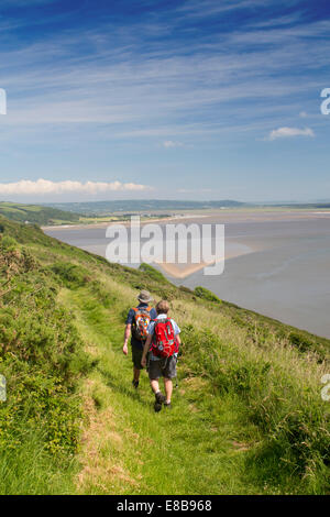 Paare, die auf Wales Coast Path auf Wharley Punkt Landzunge über Towy Tywi Mündung und Carmarthen Bay South Wales UK Stockfoto