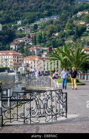 Menschen zu Fuß entlang der Seepromenade Seepromenade, Menaggio, Comer See, Lombardei, Italien Stockfoto