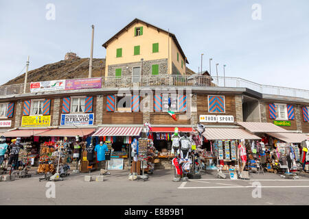 Geschäfte und Gebäude am oberen Rand das Stilfserjoch, Südtirol, Italien Stockfoto