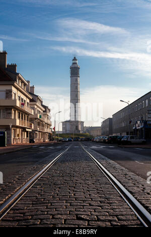 Leuchtturm und Eisenbahn Linien in Calais, Pas-de-Calais, Frankreich Stockfoto