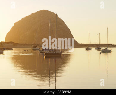 Morro Rock und Reflexion im Morro Bay Harbor Sepia Tone Stockfoto