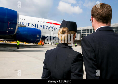 Internationaler Flughafen Dulles, Virginia, USA. 2. Oktober 2014. British Airways Cabin Crew Member begrüßen einen BA Airbus A380 Super Jumbo im Terminal des Washington Dulles International Airport in Dulles, Virginia am 2. Oktober 2014. Die Landung markiert den Beginn der British Airways A380-Linienverkehr zwischen Washington und London. Bildnachweis: Kristoffer Tripplaar/Alamy Live-Nachrichten Stockfoto