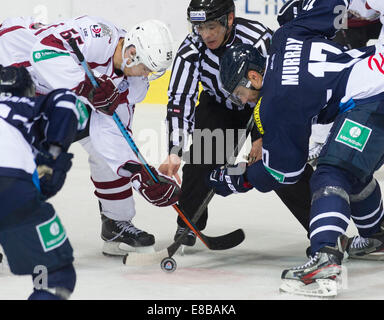 Zagreb, Kroatien. 3. Oktober 2014. Andrew Murray (1. R) Medvescak Zagreb wetteifert mit Linus Videll von Dinamo Riga während ihres Spiels bei Kontinental Hockey League (KHL) in Zagreb, Hauptstadt Kroatiens, 3. Oktober 2014. Medvescak gewann 3-2. © Miso Lisanin/Xinhua/Alamy Live-Nachrichten Stockfoto