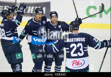 Zagreb, Kroatien. 3. Oktober 2014. Spieler von Medvescak Zagreb feiern, nachdem sie gegen Dinamo Riga während ihres Spiels bei Kontinental Hockey League (KHL) in Zagreb, Hauptstadt Kroatiens, 3. Oktober 2014 erzielt. Medvescak gewann 3-2. © Miso Lisanin/Xinhua/Alamy Live-Nachrichten Stockfoto