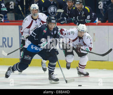 Zagreb, Kroatien. 3. Oktober 2014. Matthew Anderson (C) Medvescak Zagreb wetteifert mit Martins Porejs (R) von Dinamo Riga während ihres Spiels bei Kontinental Hockey League (KHL) in Zagreb, Hauptstadt Kroatiens, 3. Oktober 2014. Medvescak gewann 3-2. © Miso Lisanin/Xinhua/Alamy Live-Nachrichten Stockfoto