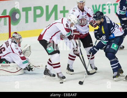 Zagreb, Kroatien. 3. Oktober 2014. Maris Bicevskis (2. L) von Dinamo Riga wetteifert mit Michael Hedden (1. R) Medvescak Zagreb während ihres Spiels bei Kontinental Hockey League (KHL) in Zagreb, Hauptstadt Kroatiens, 3. Oktober 2014. Medvescak gewann 3-2. © Miso Lisanin/Xinhua/Alamy Live-Nachrichten Stockfoto