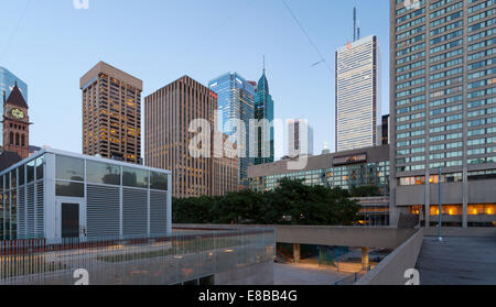 Im Stadtzentrum gelegenes Toronto gesehen von Nathan Phillips Square. Toronto, Ontario, Kanada. Stockfoto